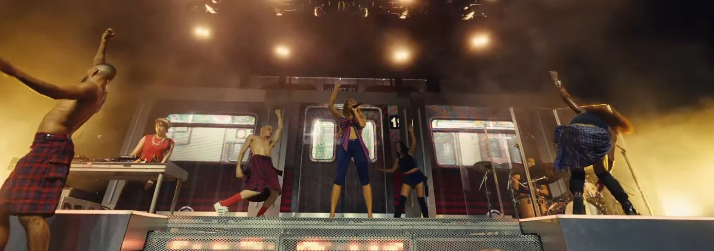 PinkPantheress performance visual