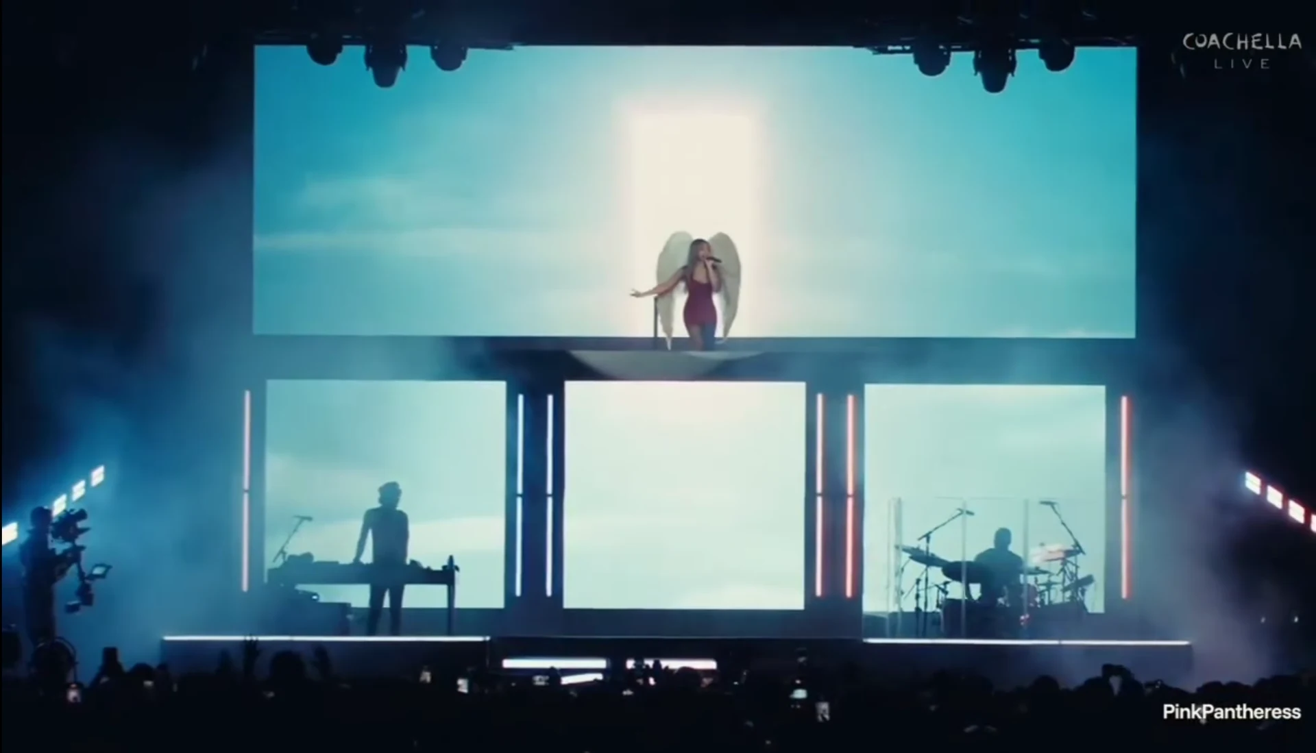 PinkPantheress stage design